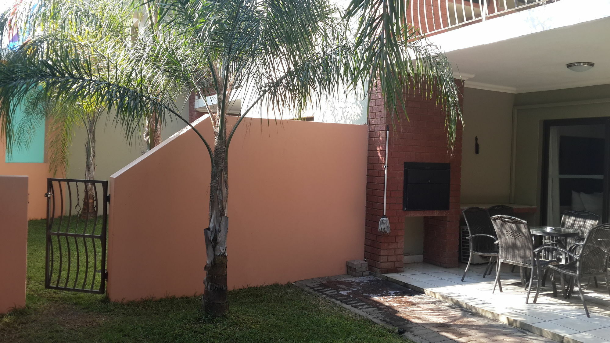 Palm Valley Inn And Day Spa Hartbeespoort Exteriör bild